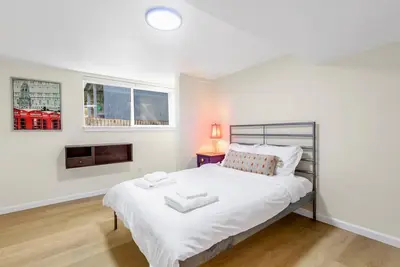 Image de Cozy 3b1b Lower Unit with Waterfront Views