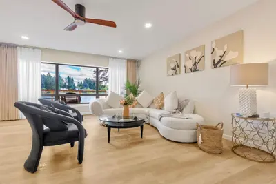 Image de Spacious 3b2b Upper unit breathtaking lake views