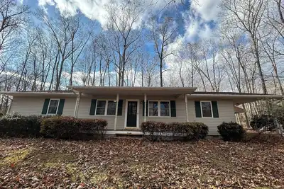 Image de Cozy 3-bedroom in Amissville 13 acres of trails and a pond!