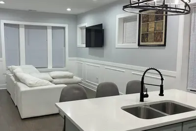 Image de Cozy 2-bedroom apartment in peaceful Chicago with central A/C system