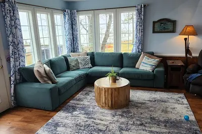 Image de 3-bedroom house waterfront house in Aurora with incredible fishing and boat dock