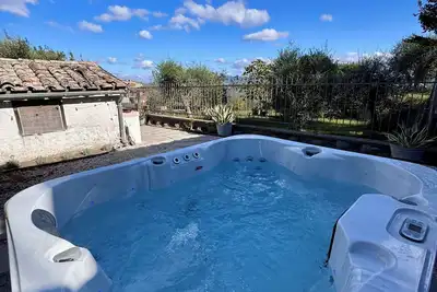 Image de Hot Tub, Fire Pit, Cozy Vintage Cottage, Visit Rome/Umbria/Tuscany - Views!
