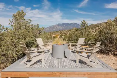 Image de Scandinavian + Southwest, Mtn Views, Patio Firepit