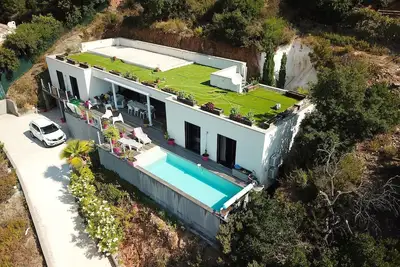 Image de Villa contemporaine avec vue panoramique sur la mer et le golf de Valcros
