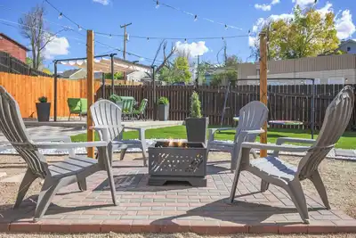 Image de Two homes! Sleeps 12 - 4beds/2baths, Backyard Oasis, Fire Pit, Grill