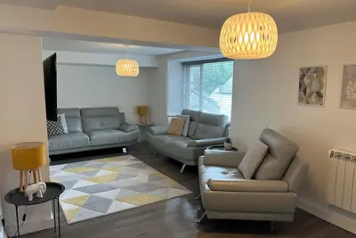 Image de Old Mill nestled on the river bank in the Cober Valley - 5 min walk to town