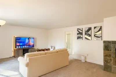 Image de Spacious  Cozy & Modern Seattle Retreat • Free Parking • 2br • Close to Airport