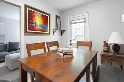 Image de Spacious 4-bedroom townhome in Alexandria with parking and exercise equipment