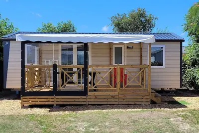 Mobil-home confortable avec terrasse à Brem