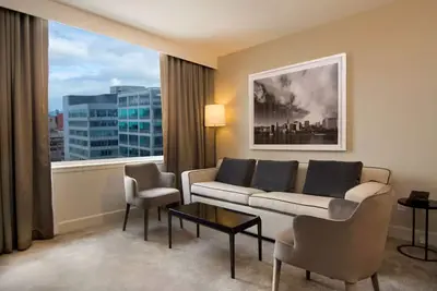 Image de Spacious 2-Queen Penthouse Suite – Top Floor Stay w/ City Views