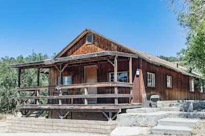 Image de Rustic 5br Cabin in Glamping Resort w/ Firewood for Relaxing Evening