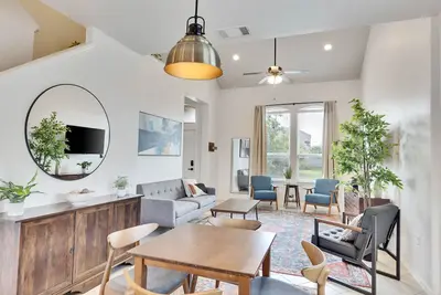 Image de Luxury 4br/2. 5ba Home / Ev Charger / Pool Access