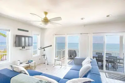 Image de Beachfront 4bd Getaway with Game Rm & Ocean Views