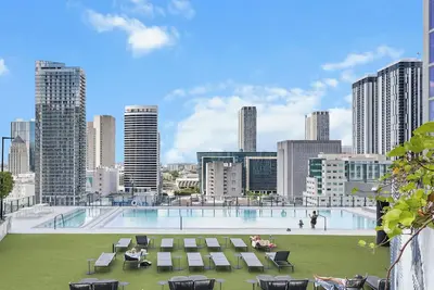 Image de Modern Prime Downtown Stay w/ Parking | Near Bayside & Port