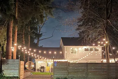 Image de Nw Lodge: Clean, Cozy w/Big Fenced Yard & Gated Parking, Brand-New Sauna