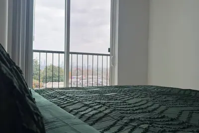 Image de 2-bedroom condo in Midtown Atlanta with views of the city