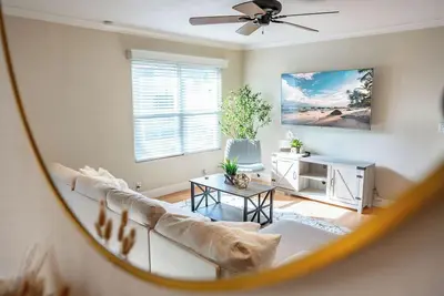 Image de Beautiful Town Home in Stanton by Disneyland w Pool