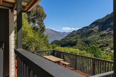 Image de 3km To Downtown And Waterfront. Sunny Deck With Views From Hillside Home