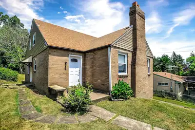 Image de JoyHouse_Spacious 4-bedroom house in terrific Pittsburgh Pa.