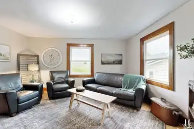 Image de 4 Br Historic Farmhouse, Dog-Friendly w/ WiFi