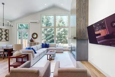 Image de 5br Home w/ Nearby Lake, A/C & Private Backyard