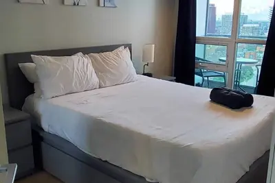 Image de Downtown Toronto 2br/2ba | Unbeatable Lake & City Views | Free Parking!