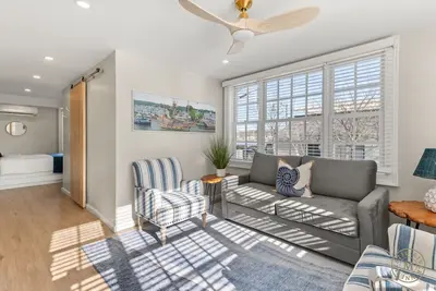 Image de Luxury `River Side Grand` on Captains Row – Steps to Drawbridge