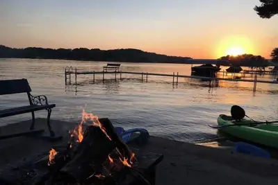 Image de 4 Br Tranquil Lakefront Retreat w/ Fire Pit