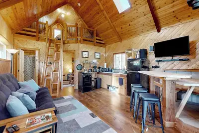 Image de 1 Br Dog-Friendly Home w/ Fire Pit, Near Creek