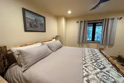 Image de Fantastic waterfront log cabin in tranquil setting near Sunriver and Mt Bachelor