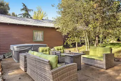 Image de Buckthorn Beauty: Private Hot Tub & Lounge Space