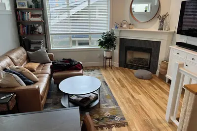 Image de Marvelous 3-bedroom townhome with Ac in the heart of vibrant West Seattle.