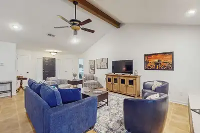 Image de 3br Charming House w/ Cozy Fireplace & Patio