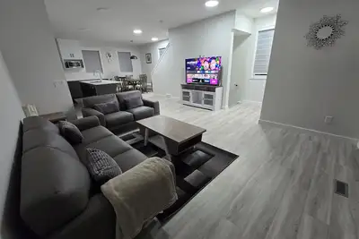 Image de Stylish Bedrooms 3 story townhome. Attached garage| 8 sleeps Near to Yyc |