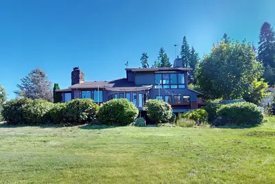 Image de 100 Yards to Lake: Home w/ Hot Tub & Fire Pit