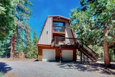 Image de 3br Charming Cabin w/ Deck, Yard Games & View