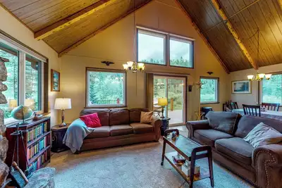 Image de Deck & Mtn Views! Family A-Frame Cabin Near Stream