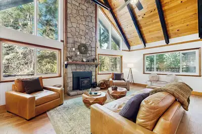 Image de 4br Home w/ Spa, Bar, Home Gym, Decks, Near Lake