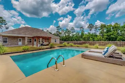 Image de 4br retreat w/ a saltwater Pool & fire table