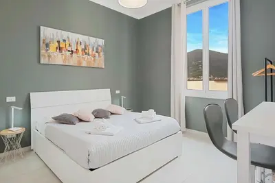 Image de Italian House Cinque Terre est le choix parfait pour en séjour sous le signe de la qualité et de la beauté. Chaque chambre, joliment meublée, est dotée des tous les conforts pour Vous garantir relax et bien-être. Mais le vrai bijou est la terrasse pa