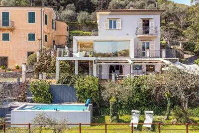 Image de Pour Votre vacances à La Spezia on Vous présente Villa Bianca! Située au-dessus d'une colline avec une piscine privée et une vue charmante sur la ville, est le choix idéal pour s'immerger dans le relax et profiter totalemente des vos vacances. Avec ca