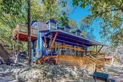 Image de 2br Home on River w/ Outdoor Dining Area & Deck