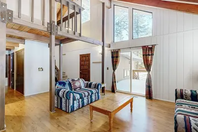 Image de < 2 Mi to Tahoe Donner Ski Resort: Serene Retreat