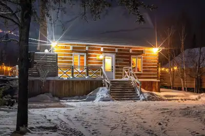 Image de Situé à Saint-Côme, le chalet Le Faucon Blanc se trouve sur un lac privé avec accès à la plage et une vue imprenable sur les pistes de ski à seulement 800 m. Profitez d'un spa extérieur, d'un sauna et d'une cuisine d'été surplombant l'eau.