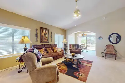 Image de Golf, Hike & Unwind: Peoria Retreat w/ Patio!