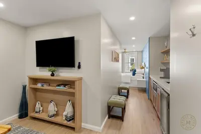 Image de Historic `Regatta Suite` on Captains Row – Walk to Restaurants