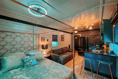 Image de Bougie Bunkhouse Under the Oaks: Kisatchie Vista GLAMping cabin +Outdoor Theater