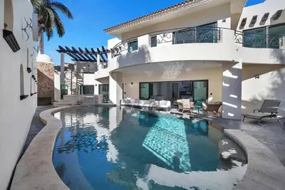 Image de @ Marbella Lane – Grand 5br Oasis Villa Getaway