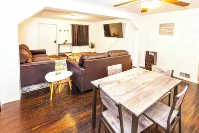 Image de Perfect Location! 10 Mins from AirPort! 15 Min from DwnTwn StL! Has Everything!