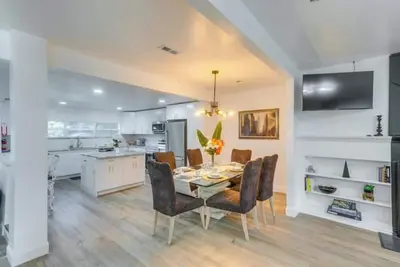 Image de 3br Charming Retreat W & Deck & WiFi